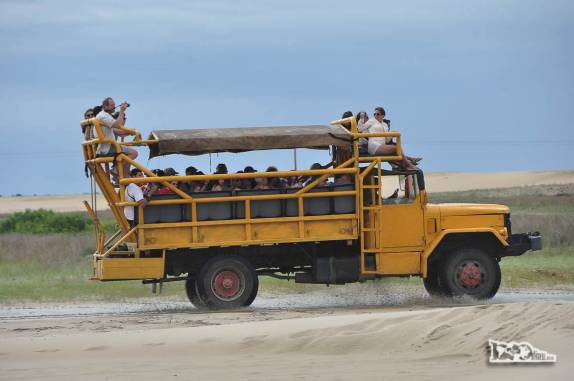 Mais um caminhão com turistas chega à Cabo Polonio, no litoral do Uruguai